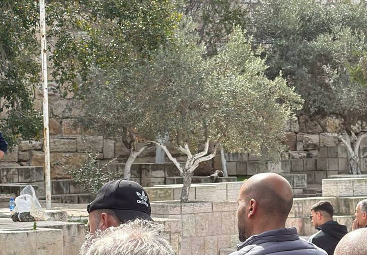 المبعدون عن المسجد الأقصى المبارك يؤدون صلاة الجمعة في طريق المجاهدين