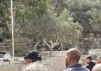 المبعدون عن المسجد الأقصى المبارك يؤدون صلاة الجمعة في طريق المجاهدين