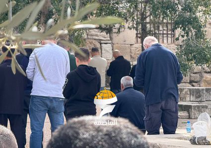 المبعدون عن المسجد الأقصى المبارك يؤدون صلاة الجمعة في طريق المجاهدين