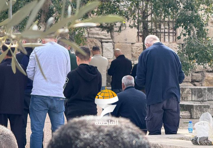 المبعدون عن المسجد الأقصى المبارك يؤدون صلاة الجمعة في طريق المجاهدين