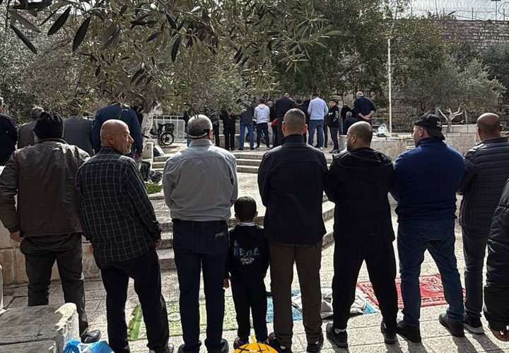 المبعدون عن المسجد الأقصى المبارك يؤدون صلاة الجمعة في طريق المجاهدين