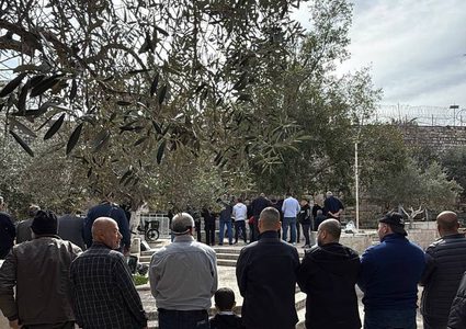 المبعدون عن المسجد الأقصى المبارك يؤدون صلاة الجمعة في طريق المجاهدين