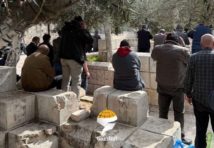 المبعدون عن المسجد الأقصى المبارك يؤدون صلاة الجمعة في طريق المجاهدين