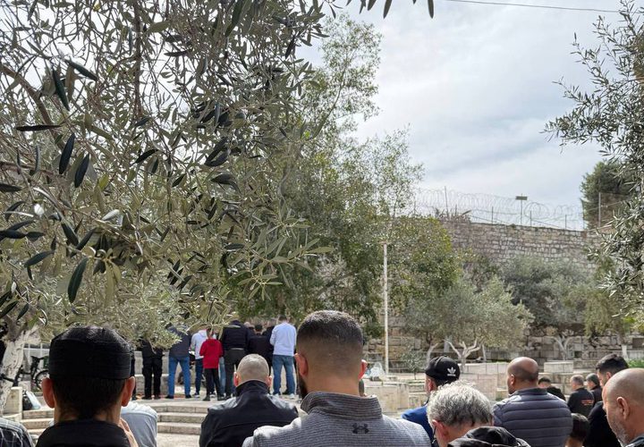 المبعدون عن المسجد الأقصى المبارك يؤدون صلاة الجمعة في طريق المجاهدين