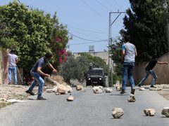 إصابات بالاختناق في مواجهات مع الاحتلال شرق طمون