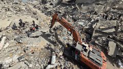 طواقم الدفاع المدني تبدأ البحث عن ٧١ جثمانا لعائلة ابو النصر تحت ركام منزلهم المدمر في بيت لاهيا بعد عام ونصف على قصفه على راس ساكنيه