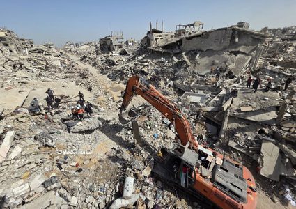 طواقم الدفاع المدني تبدأ البحث عن ٧١ جثمانا لعائلة ابو النصر تحت ركام منزلهم المدمر في بيت لاهيا بعد عام ونصف على قصفه على راس ساكنيه
