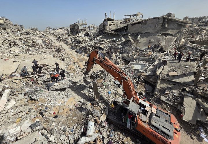 طواقم الدفاع المدني تبدأ البحث عن ٧١ جثمانا لعائلة ابو النصر تحت ركام منزلهم المدمر في بيت لاهيا بعد عام ونصف على قصفه على راس ساكنيه