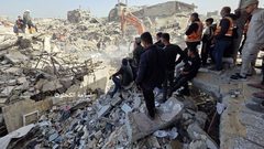 طواقم الدفاع المدني تبدأ البحث عن ٧١ جثمانا لعائلة ابو النصر تحت ركام منزلهم المدمر في بيت لاهيا بعد عام ونصف على قصفه على راس ساكنيه