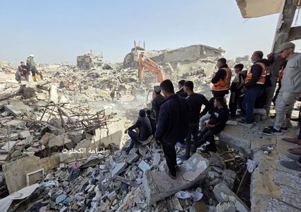 طواقم الدفاع المدني تبدأ البحث عن ٧١ جثمانا لعائلة ابو النصر تحت ركام منزلهم المدمر في بيت لاهيا بعد عام ونصف على قصفه على راس ساكنيه