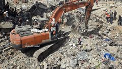 طواقم الدفاع المدني تبدأ البحث عن ٧١ جثمانا لعائلة ابو النصر تحت ركام منزلهم المدمر في بيت لاهيا بعد عام ونصف على قصفه على راس ساكنيه