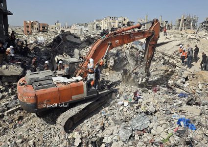 طواقم الدفاع المدني تبدأ البحث عن ٧١ جثمانا لعائلة ابو النصر تحت ركام منزلهم المدمر في بيت لاهيا بعد عام ونصف على قصفه على راس ساكنيه