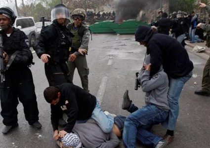 مستعربون يعتقلون ثلاثة شبان قرب بلدة العيزرية