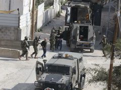 جيش الاحتلال يشن حملة اعتقالات واسعة في نابلس طالت 12 مواطناً