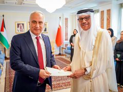 السفير الفلسطيني يطلع مستشار الأمن الوطني البحريني على آخر المستجدات
