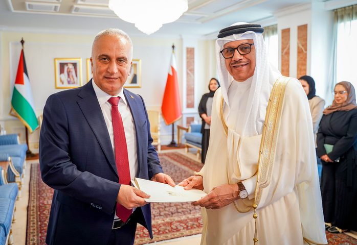 السفير الفلسطيني يطلع مستشار الأمن الوطني البحريني على آخر المستجدات