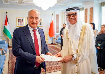 السفير الفلسطيني يطلع مستشار الأمن الوطني البحريني على آخر المستجدات