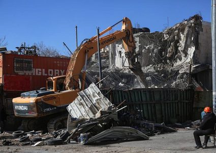 قوات الاحتلال تهدم بركسا لبيع قطع السيارات في بيت جالا غرب بيت لحم