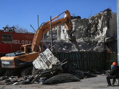 قوات الاحتلال تهدم بركسا لبيع قطع السيارات في بيت جالا غرب بيت لحم