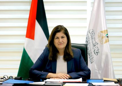 وزيرة الخارجية الفلسطينية تؤكد تمسك القيادة بوحدة الأرض ورفض سياسات الضم