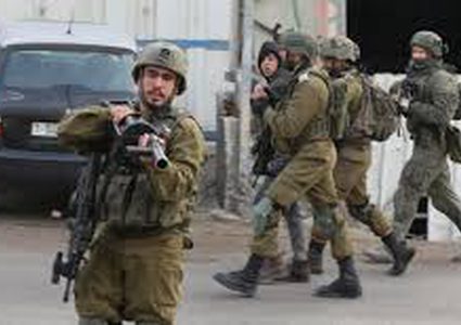 الاحتلال يعتقل 4 شبان من مخيم عقبة جبر ويعتدي على آخرين