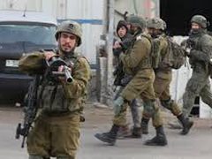 الاحتلال يعتقل 4 شبان من مخيم عقبة جبر ويعتدي على آخرين