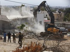 قوات الاحتلال تهدم منشآت زراعية شرق القدس