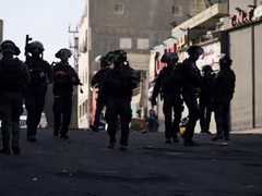 الاحتلال يواصل اقتحام مدينة سلفيت ويغلق مداخلها بالسواتر الترابية