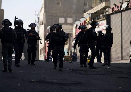 الاحتلال يواصل اقتحام مدينة سلفيت ويغلق مداخلها بالسواتر الترابية