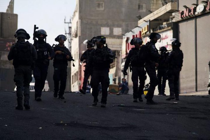 الاحتلال يواصل اقتحام مدينة سلفيت ويغلق مداخلها بالسواتر الترابية