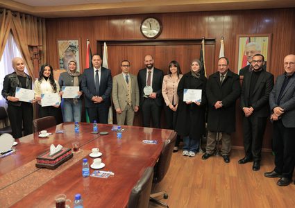 النجاح تكرّم الفرق الفائزة في أولمبياد اللغة الإنجليزية وتحصد ثلاثة كؤوس