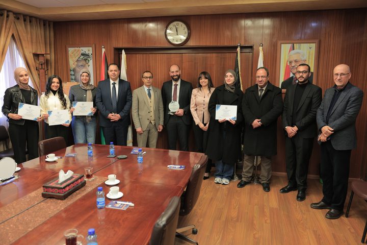 النجاح تكرّم الفرق الفائزة في أولمبياد اللغة الإنجليزية وتحصد ثلاثة كؤوس