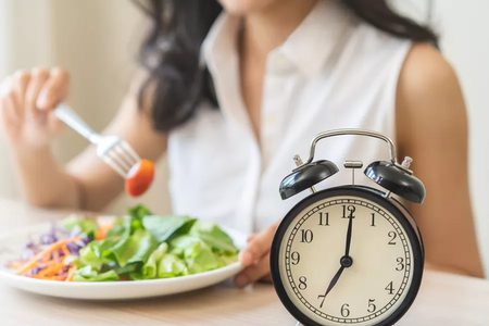 هل الصيام المتقطع أكثر فاعلية لإنقاص الوزن؟ دراسة علمية تجيب