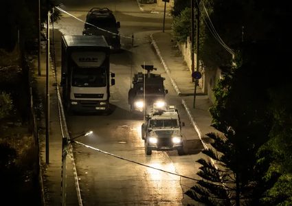 الاحتلال يفجر منزلا ويعتقل شابا في بيت أمر شمال الخليل