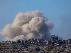 قصف مدفعي وإطلاق النار على طول الخط الأصفر في قطاع غزة