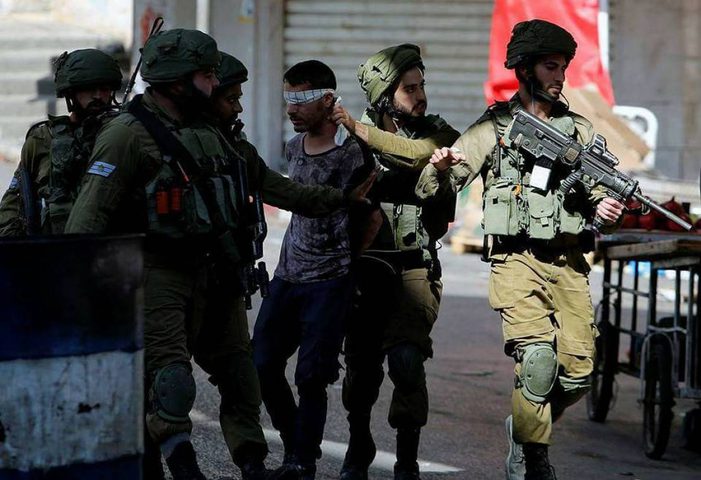 اعتقال 14 مواطنًا خلال اقتحامات في الخليل ومحيطها