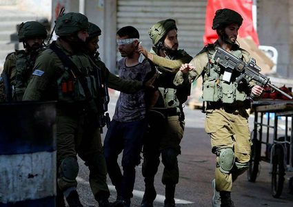 اعتقال 14 مواطنًا خلال اقتحامات في الخليل ومحيطها
