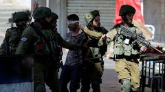 اعتقال 14 مواطنًا خلال اقتحامات في الخليل ومحيطها