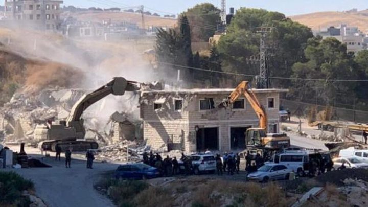 الاحتلال يهدم عمارة سكنية في مدينة الخليل