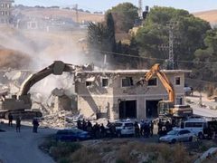 الاحتلال يهدم عمارة سكنية في مدينة الخليل