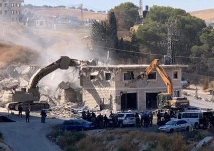 الاحتلال يهدم عمارة سكنية في مدينة الخليل