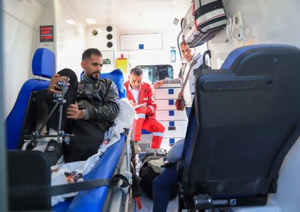 الهلال الأحمر: سهّلنا سفر 56 مريضًا ومرافقًا عبر معبر رفح