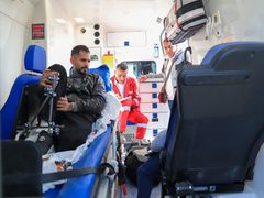 الهلال الأحمر: سهّلنا سفر 56 مريضًا ومرافقًا عبر معبر رفح