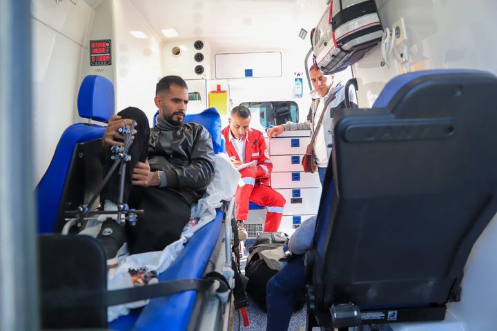 الهلال الأحمر: سهّلنا سفر 56 مريضًا ومرافقًا عبر معبر رفح
