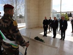 القنصل اليوناني في القدس يزور متحف ياسر عرفات