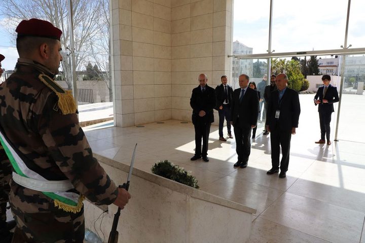 القنصل اليوناني في القدس يزور متحف ياسر عرفات