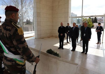 القنصل اليوناني في القدس يزور متحف ياسر عرفات