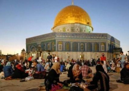الاحتلال يمنع إدخال وجبات الإفطار للصائمين إلى باحات المسجد الأقصى