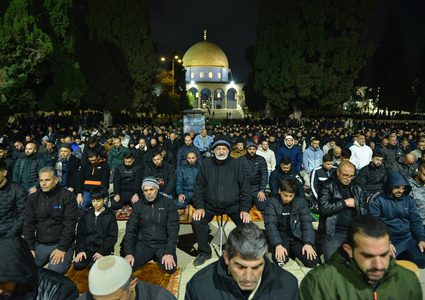 60 ألف مصلٍ يؤدون العشاء والتراويح في "الأقصى"