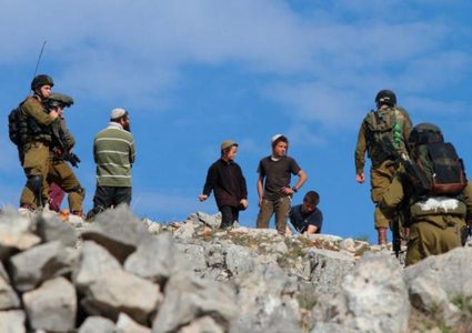 مستوطنون متنكرون بزي قوات الاحتلال يعتقلون مواطناً ويعتدون على أهالي مسافر يطا